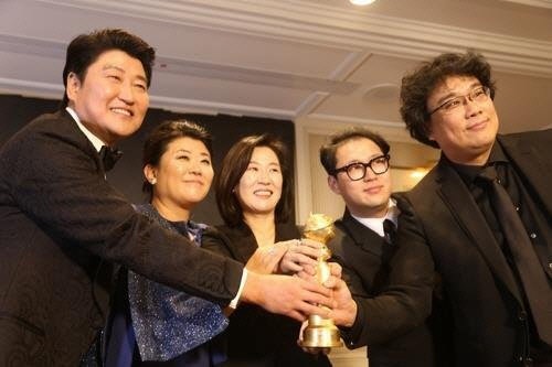 '기생충' 제작진이 5일(현지시간) 미국 로스앤젤레스 포시즌호텔에서 골든글로브 트로피를 들고 있다.     연합뉴스